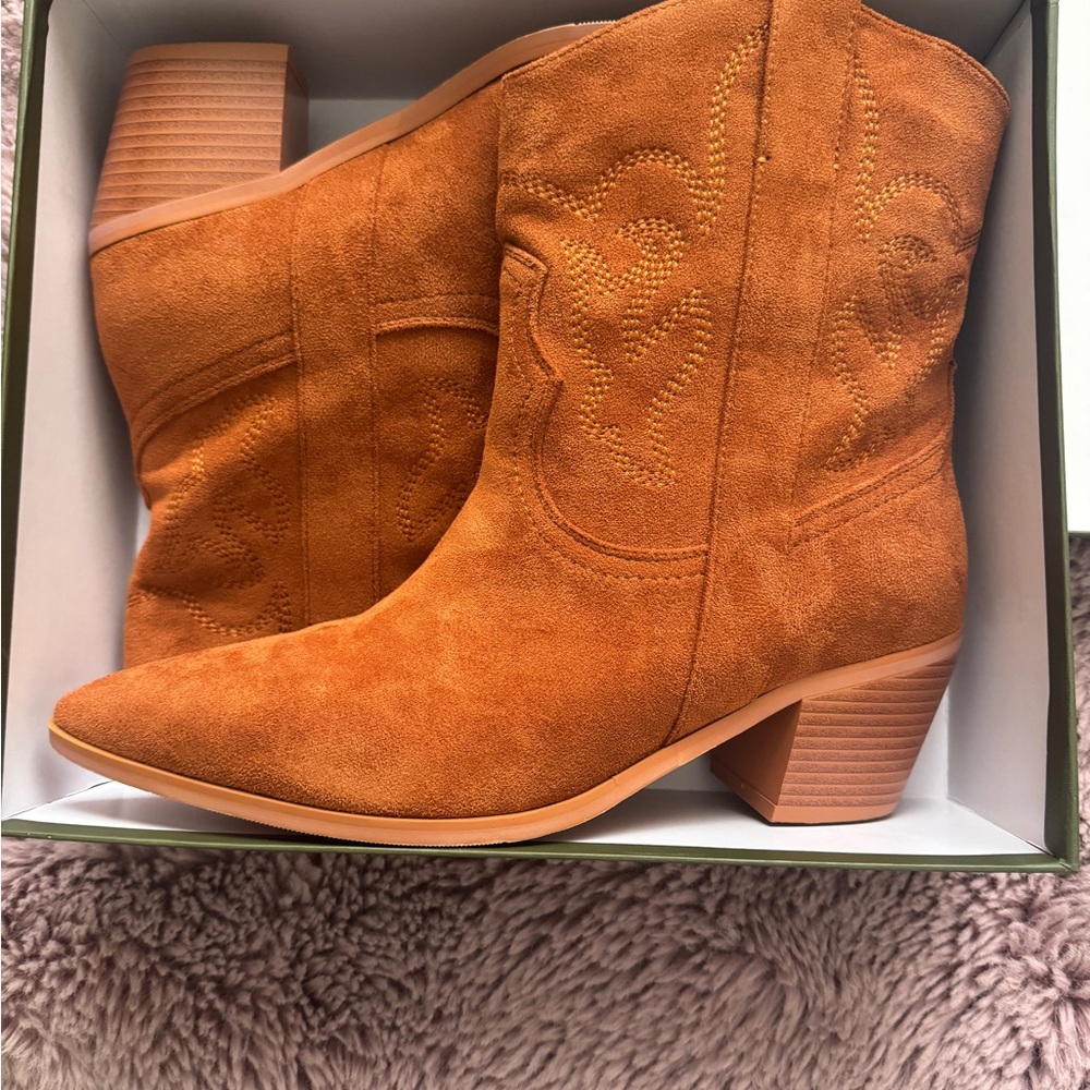 Women's Western Suede Heeled Boots - Tan